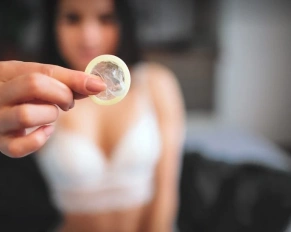 Prezervatifle-Seks-Yaparken-Çok-Daha-İyi-Hissetmenin-5-Yolu (1)